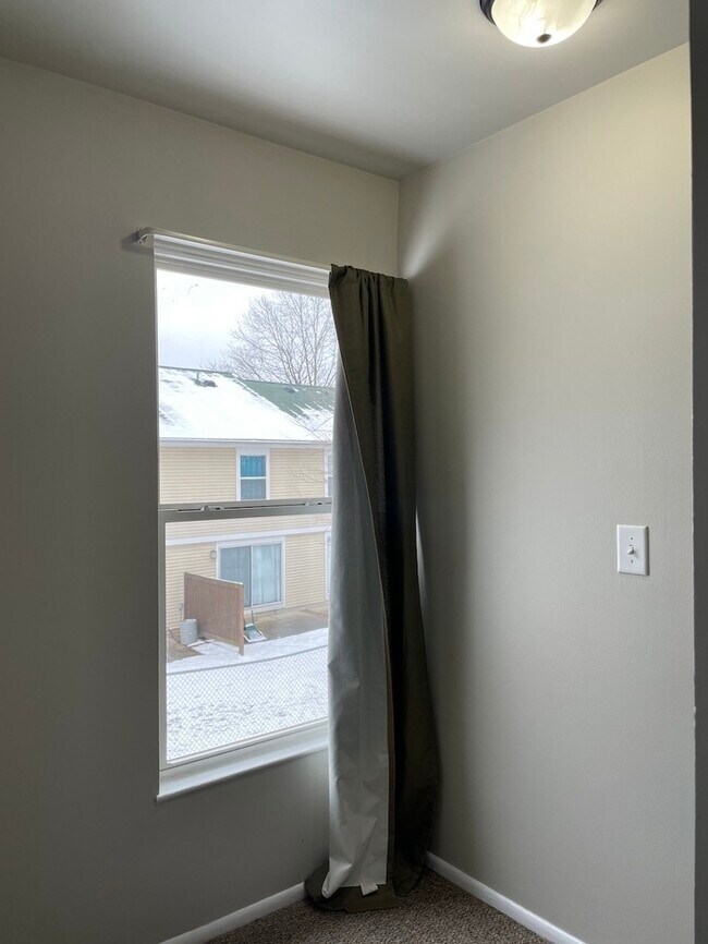 Building Photo - Large 1 bedroom condo Kenbrooke Court!