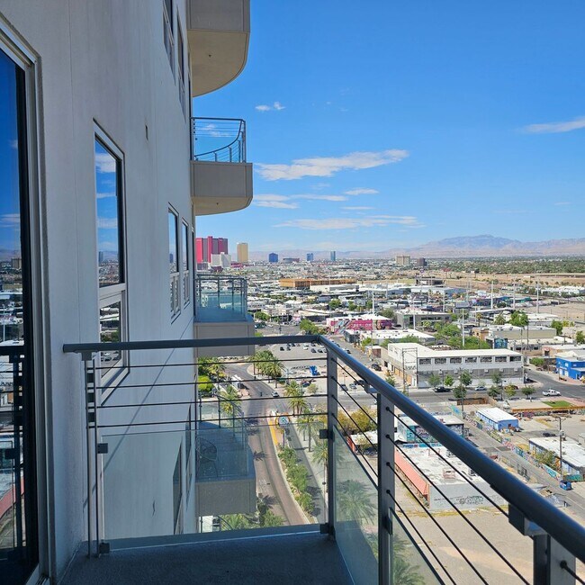 Building Photo - High Rise condo in the heart of the Arts D...