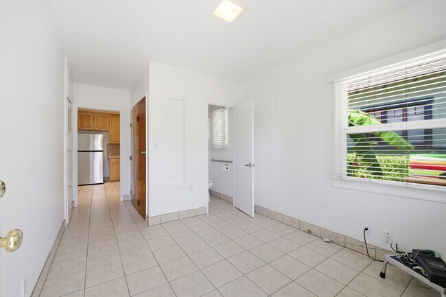 Building Photo - 2 bedroom, den and 1.5 bath, a few blocks of SPHS