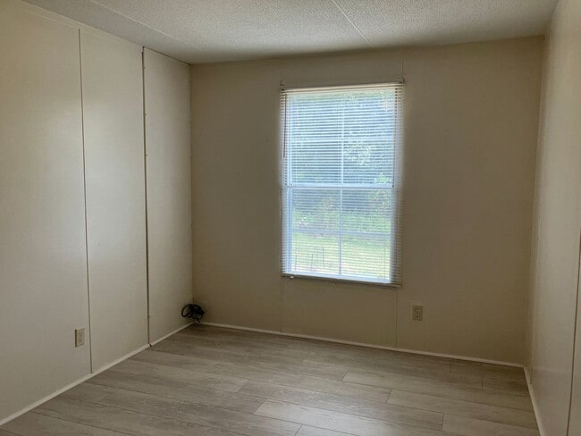 Building Photo - Three Bedroom Home in Hickory