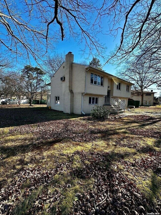 Building Photo - 283 Commack Rd