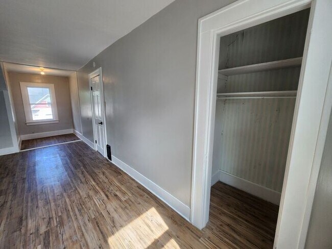 Building Photo - 4 Bedroom/2 Bath w/Attached Garage Recentl...