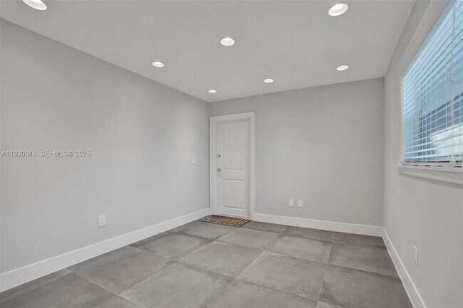 Building Photo - 902 Mandarin Isle