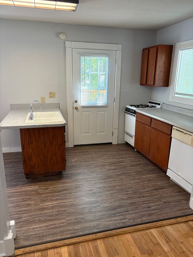 Building Photo - WALKING DISTANCE TO THE U OF A!!!