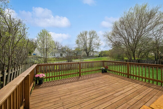 Building Photo - 1553 Brandywyn Ct N