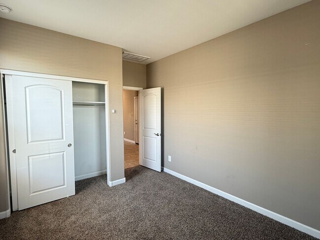 Building Photo - Beautiful Newer 4 Bedroom 3 Bathroom Anthem at Merrill Ranch Home!
