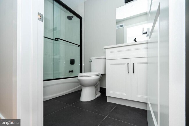 Building Photo - 1711 S 5th St