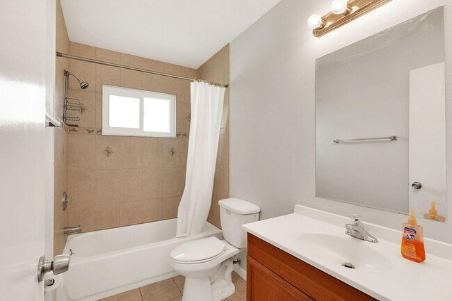 Building Photo - 1612 SE Cascella Ct