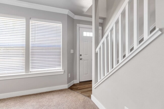 Building Photo - 2 bedroom Townhome