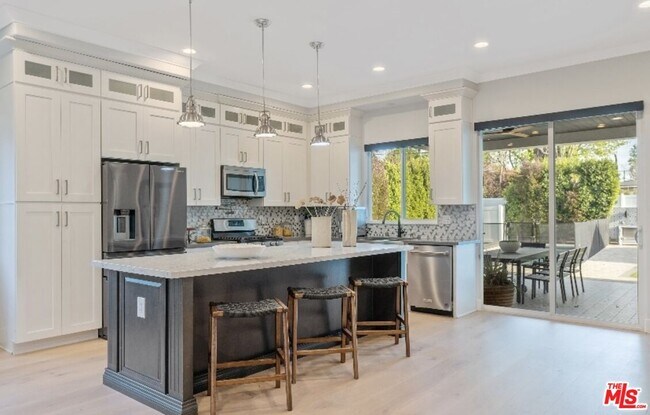 Building Photo - 19148 W Oxnard St