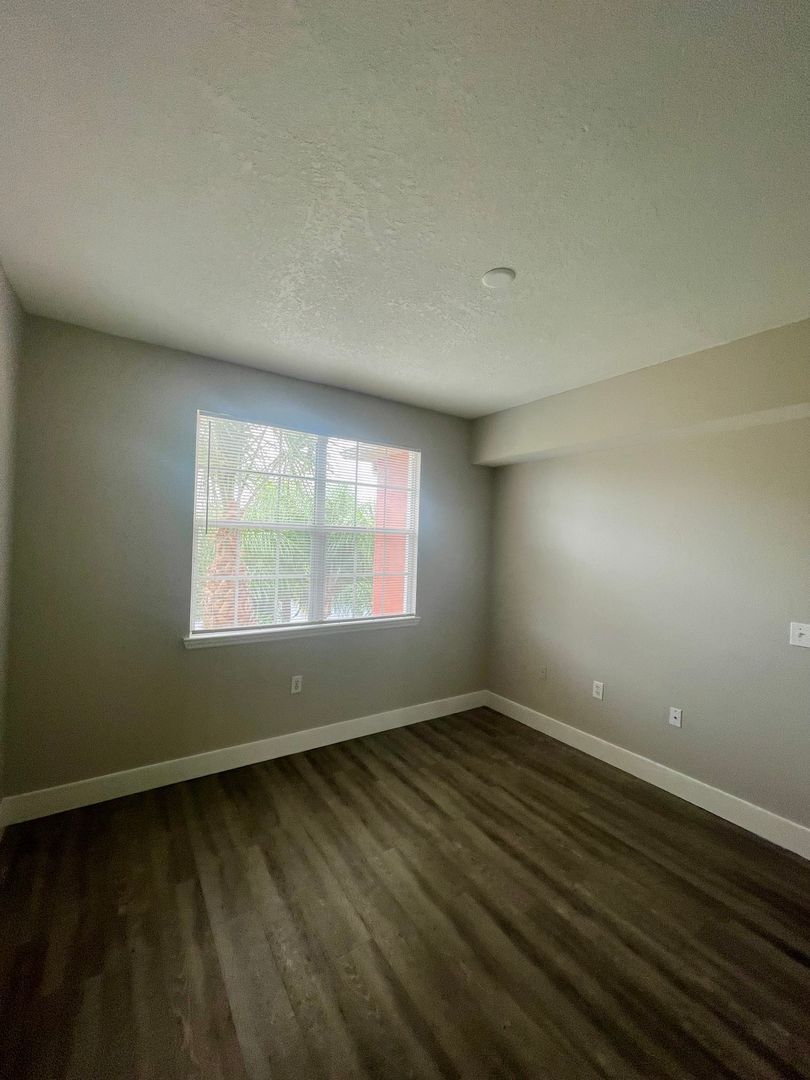 Building Photo - 1 Bedroom / 1 Bath Condo in Gated Community.