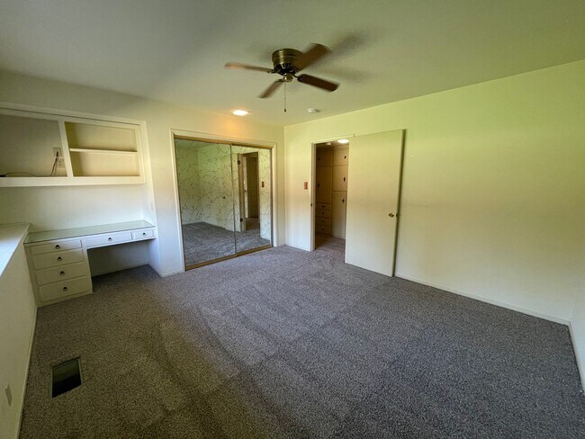 Building Photo - Custom home located next to Oakdale Country Club!