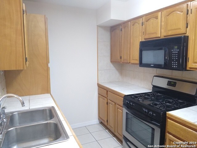 Building Photo - 7322 Oak Manor Dr