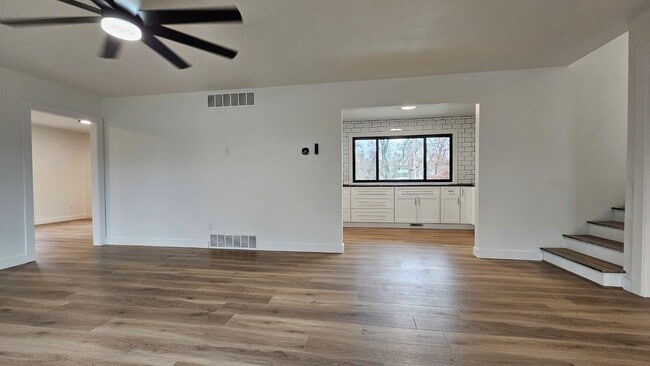 Building Photo - 2002 Woodlea Dr