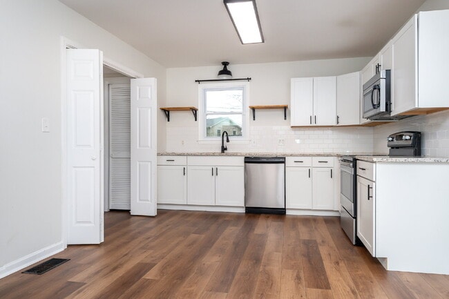 Building Photo - Beautiful 3 Bedroom, 2.5 Bath Home Tucked Away on Cul-de-Sac $1,825/mo rent