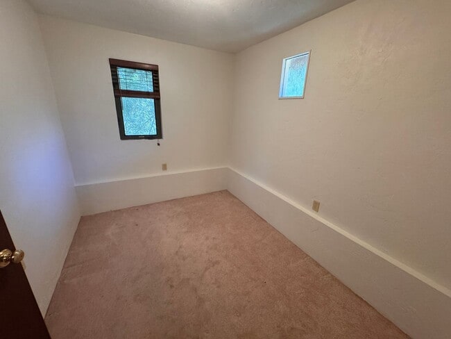 Building Photo - Charming 2 Bed, 1 Bath Carriage House with Garage in Historic Golfview