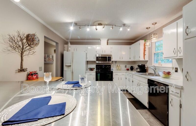 Building Photo - 4557 Ravenwood Dr N