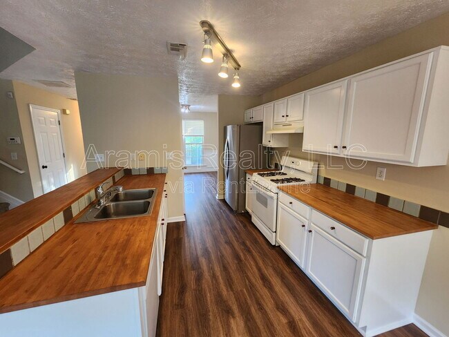 Building Photo - 1624 Oak Trace Cir