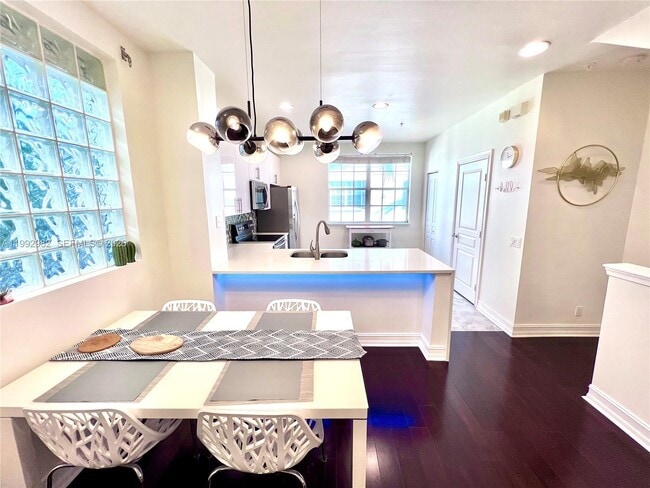 Building Photo - 450 NE 2nd Ave