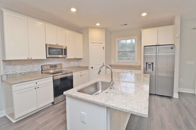 Building Photo - Fabulous 4 bedroom 2.5 Bath House ~ Minutes to Fort Jackson ~ Available June 2026!