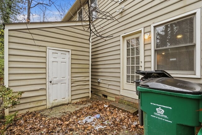 Building Photo - Oakhurst Living at Its Finest (Fresh Paint - New Carpet)