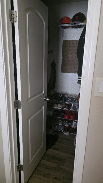 Building Photo - 4410 N Longview Ave