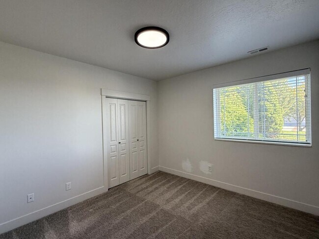 Building Photo - 152 W 4050 N