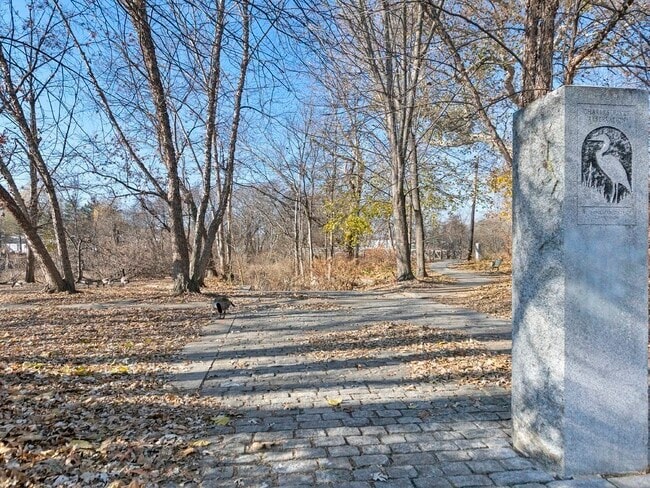 Building Photo - 180 River St