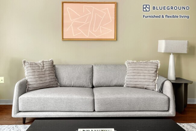 Building Photo - 200 S Los Angeles St