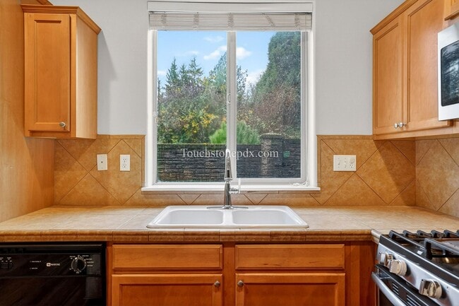 Building Photo - Freshly Updated 3BR Home in Beaverton