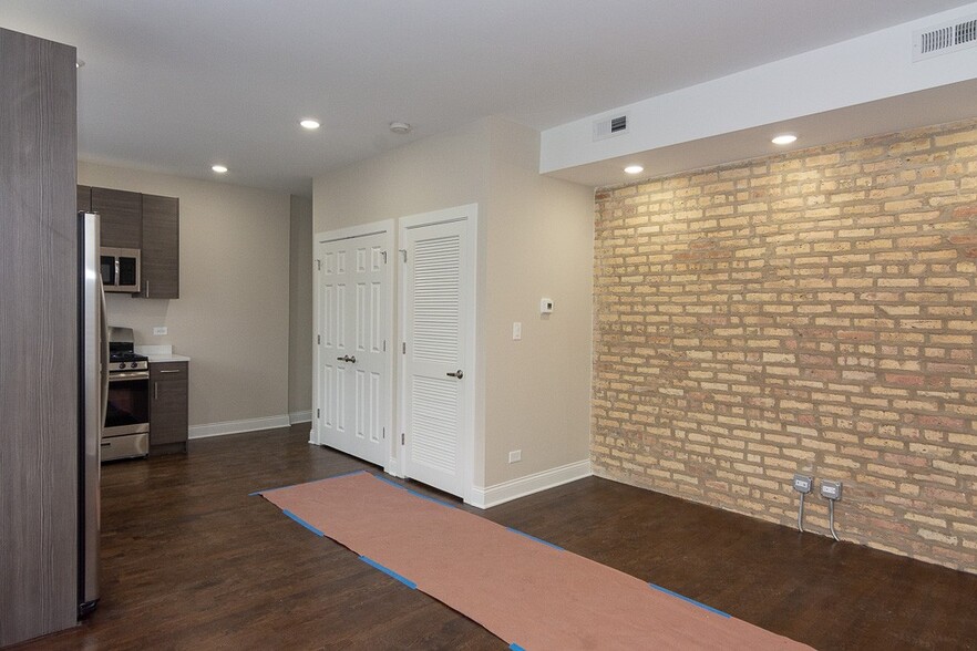 Building Photo - 2228 N Sawyer Ave