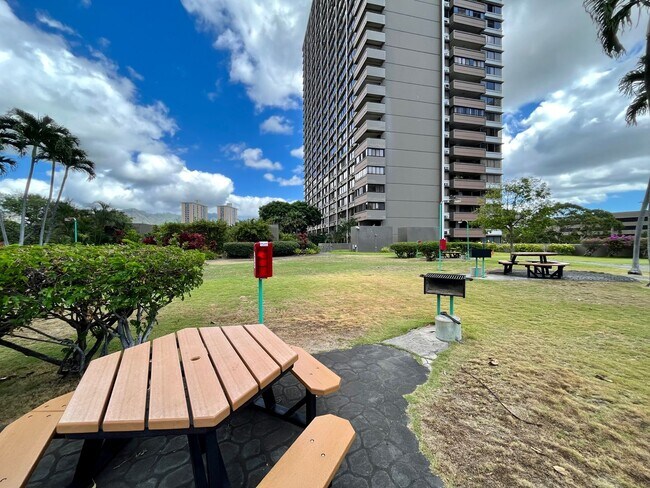 Building Photo - Kukui Plaza: Renovated 1 Bed, 1 Bath Condo...