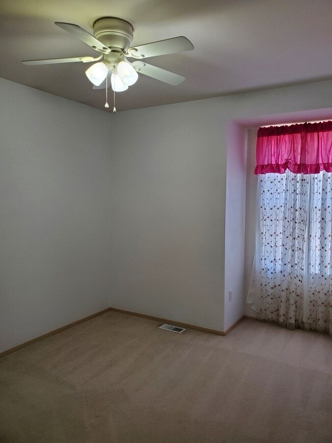 Building Photo - Great 3 bedroom home available now!