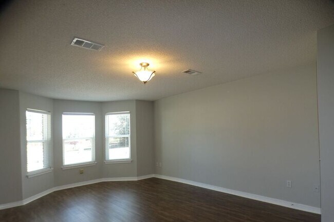 Building Photo - 6607 Woodbury Forest Dr