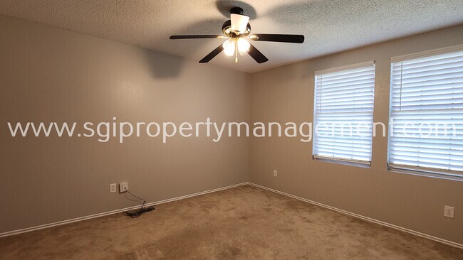 Building Photo - 2604 Bandera Pl