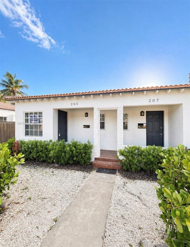 Building Photo - 1121 NE 2nd St