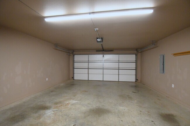Building Photo - Lovely 4 Bedroom 2 Bath in Flint!