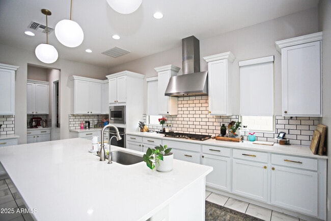 Building Photo - 947 E Ladbroke Way
