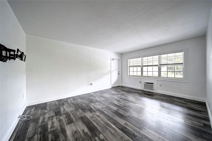Building Photo - 6565 Santona St