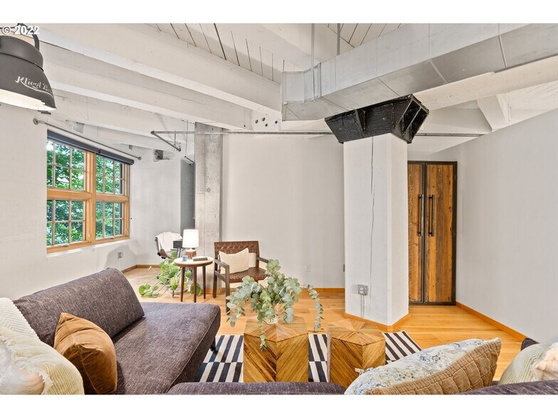 Building Photo - 1420 NW Lovejoy St