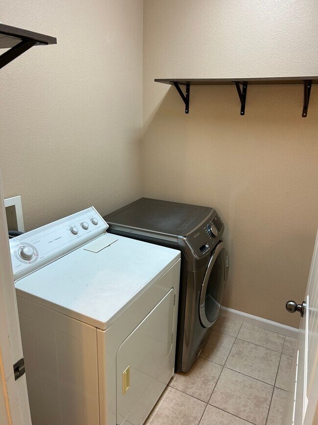 Building Photo - Beautiful 4 Bedroom 3 Bathroom in Quiet Neighborhood with SOLAR