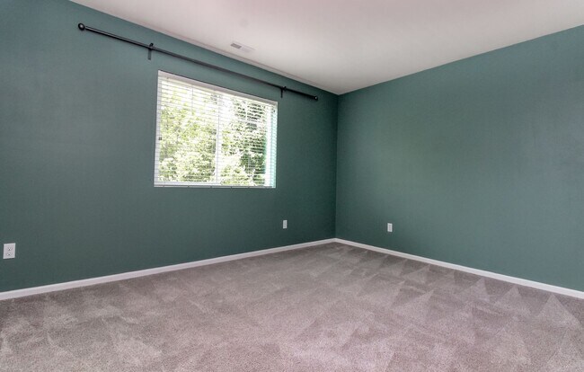 Building Photo - 3684 London Loop NE