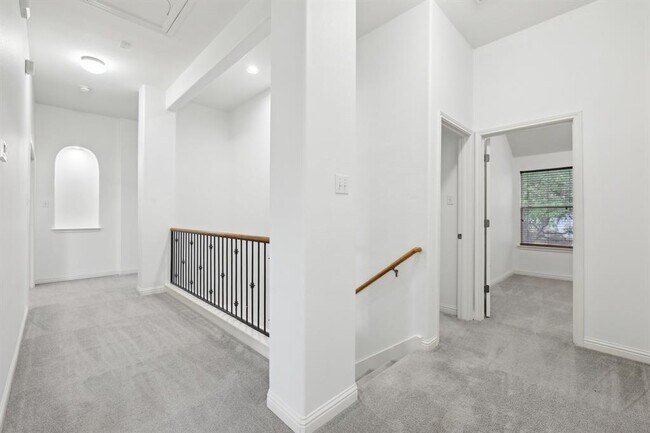 Building Photo - 1025 Horne Dr