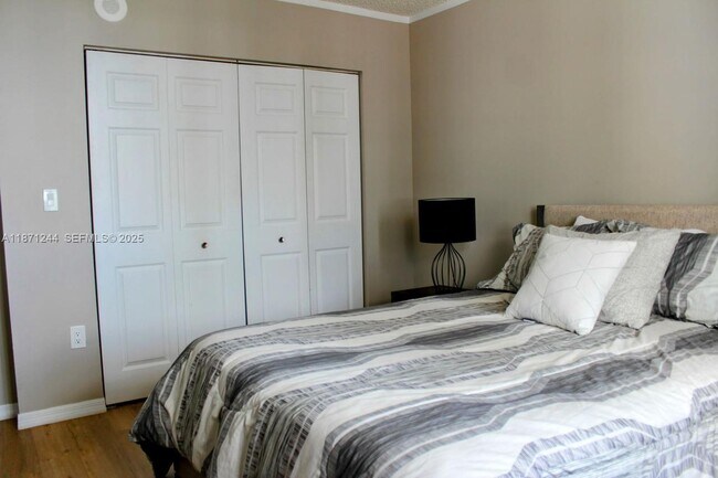 Building Photo - 1155 Brickell Bay Dr