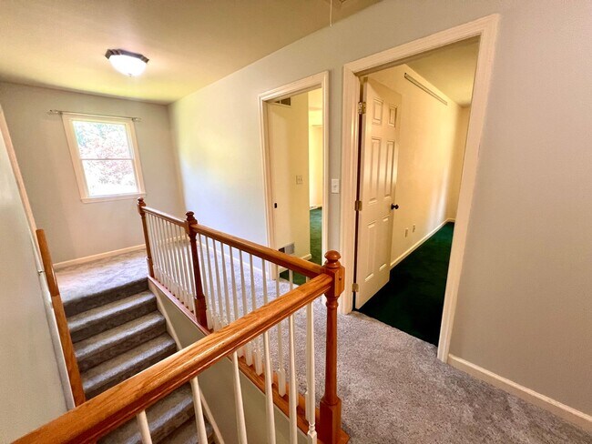 Building Photo - Cranberry - 6 bedroom 4 bathroom - Stunnin...