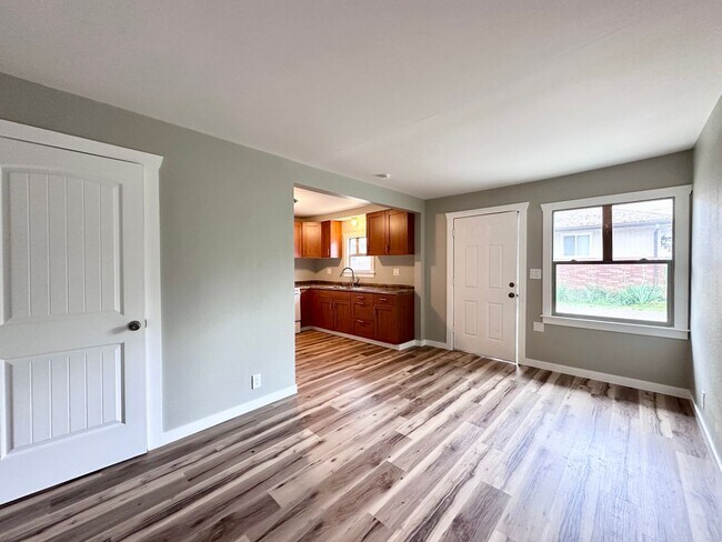 Building Photo - CHARMING ONE LEVEL HOME W/ GARAGE! W/S/G INCLUDED!