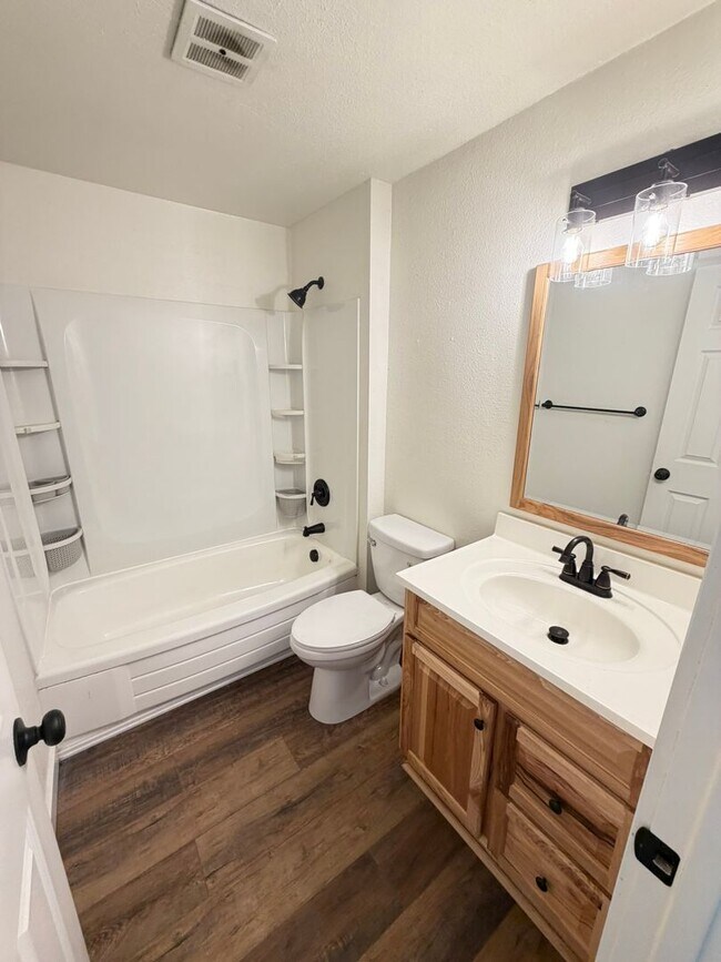 Building Photo - 2 Bedroom Town House!