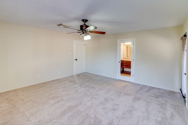 Building Photo - 1112 Bering Dr