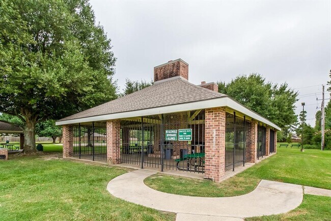 Building Photo - 19010 Dee Woods Dr