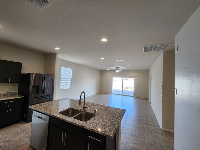 Building Photo - 1058 W Chimes Tower Dr
